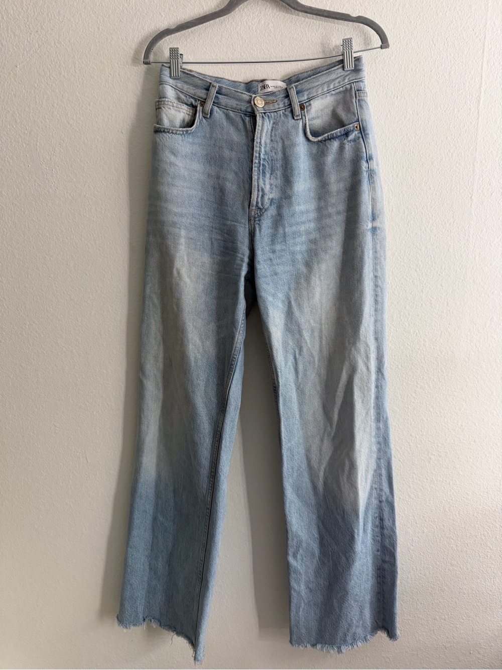 Zara Women’s Light Wash Wide Leg Raw Hem Denim Jeans Size 4